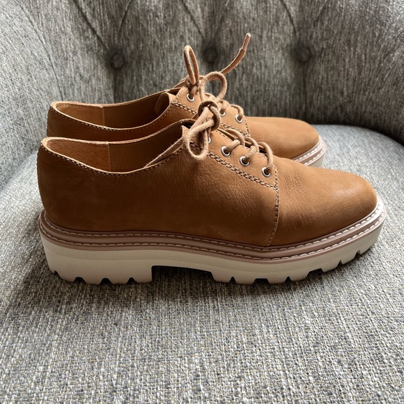 Dolce Vita  suede lug sole shoe.  Size 8 - Picture 4 of 11